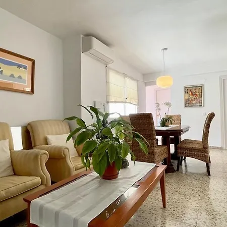 Elegant Seaside Villa Escape In Glamorous Marbella Apartment *