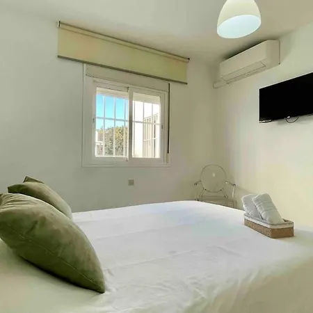Elegant Seaside Villa Escape In Glamorous Marbella Apartment *